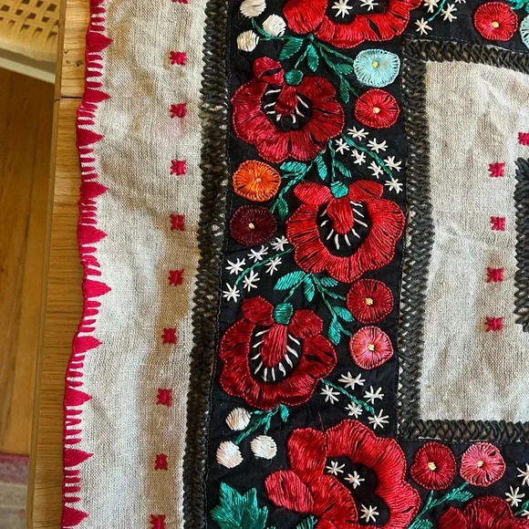 Vintage Hand-Embroidered Floral Linen Tablecloth 25x25 - Red & Black Design - Picture 6 of 9